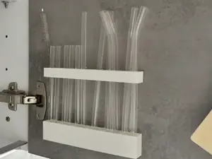 Strohhalmhalter für die Küchenschranktür