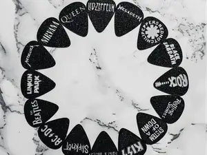 Púas de guitarra con nombres de bandas