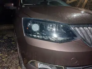 Skoda Fabia 3 - H7 bulb releasing tool (projector headlights)