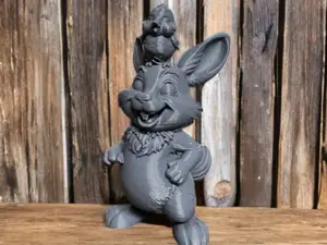 Hase mit Kücken auf dem Kopf