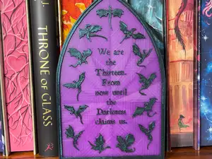 The Thirteen – Light-Up Throne of Glass Lantern