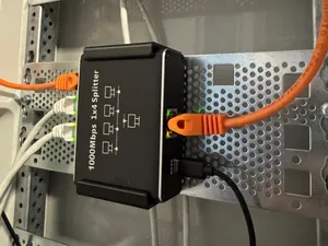 Halter für Splitter am Blech im Verteilerschrank