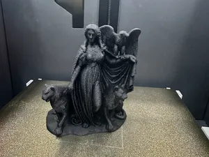Freya mit ihren Falken und den Katzen