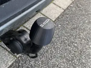 Anhängerkupplungsabdeckung mit eigenem Kennzeichen
