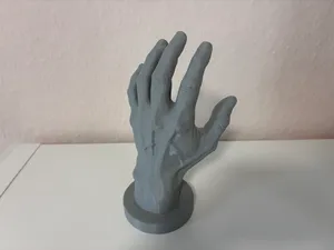 Realistische Handskulptur auf Sockel