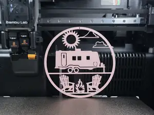 Fensterbild mit Wohnwagen und Liegestuhl