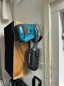 Makita DBO180 Eccentric Grinder Wall Mount