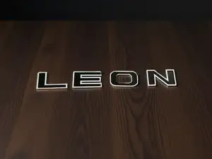 Emblema Frontal LEON Coche – Diseño Personalizado.