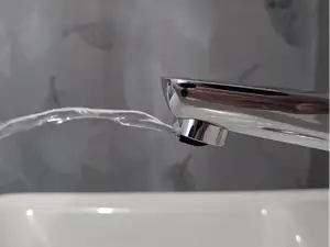 Prank side-spray faucet aerator
