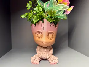 Macetero baby groot con pollito (planter)