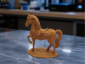 Verziertes Paradepferd mit Ornament-Sattel