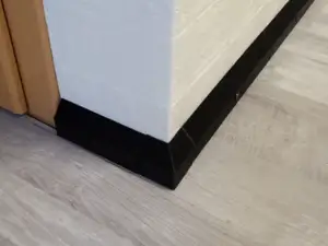 Fußleiste mit Kabelkanal