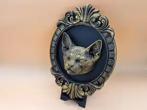 Elegante Sphynx-Katze im Barockrahmen