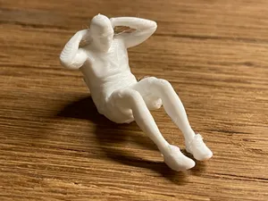 Kleiner Mann, der Sit Ups macht