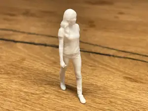 Kleine gehende Frau