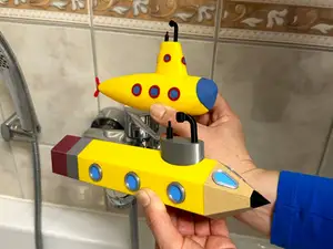 Submarine toy for bathtub