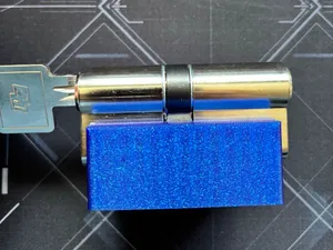 Profilzylinder Halterung für eine Musterwand 