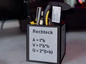 Modular Pen Holder + Cheat Sheet (DE/EN)