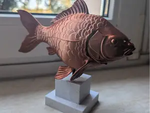 Karpfen Statue auf Sockel
