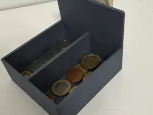 Money organizer with a clip