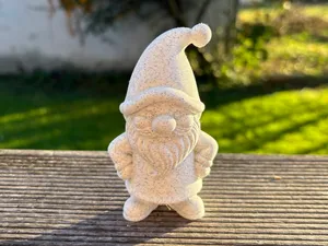 Weihnachtsgnom mit angewinkelten Armen