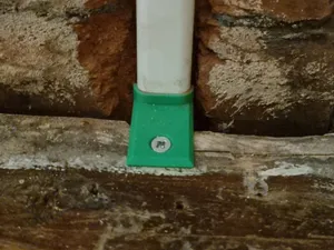 Positioning/holding bracket for 20mm oval trunking
