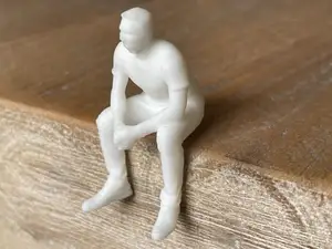 Kleiner sitzender Mann