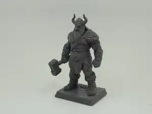 Fantasy-Krieger mit Hammer