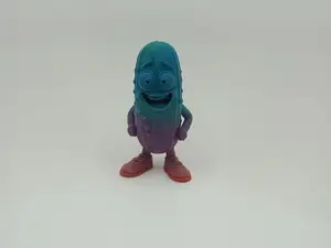 Bunte Gurkenfigur mit breitem Grinsen Gurke