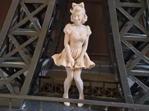 Vintage 1950s Pin-Up Girl 1/18