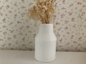 Moderne geriffelte Vase – minimalistisch & zeitlos