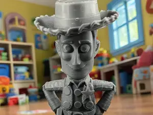 Woody V3, version debout bras sur les hanches