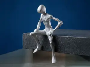 Escultura hombre sentado pierna flexionada