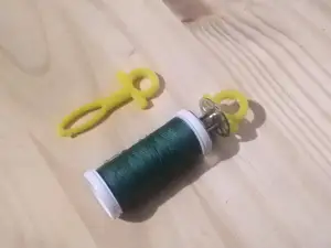 Bobino : Sewing spool and bobbin holder