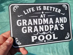 Poolschild Life is better at Grandma and Grandpa´s