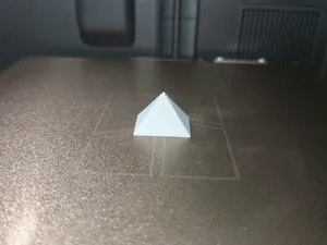 Simple Parametric Geometric Pyramid Generator
