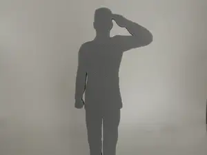 Figur in Salutierpose