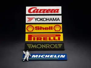 señales publicitarias para coches de carrera