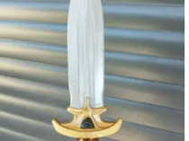 Miniatura Épica: Adaga com Guarda Dourada