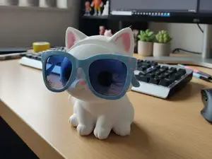 Cat-shaped eyeglasses holder
