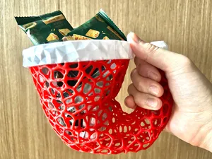 有把手的镂空圣诞帽篮子/Voronoized Christmas hat with a handle