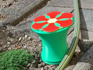Schlauchführung Garten mit gedruckten Kugeln