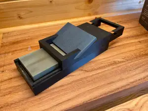 Sharpening / honing guide for chisels and planes