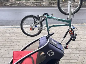 HuckePack für Kinderfahrrad am Fahrradanhänger