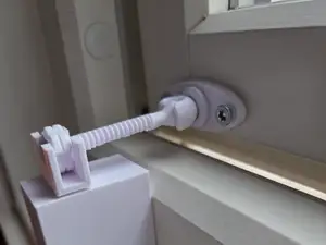 Adjustable Window Holder – Millimeter Precision