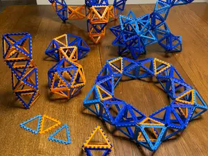 Hinged Triangles for Constructing Geometric Models