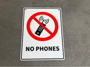 Verbotsschild "No Phones" - englische Version