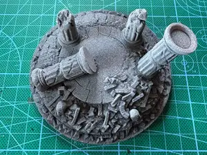 Miniatur Base mit Säulen
