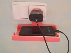 Soporte para cargar el móvil en el enchufe