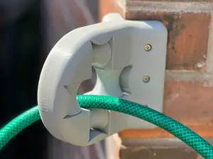 Garden Hose Roller Guide - Wall Corner/Flat Mount